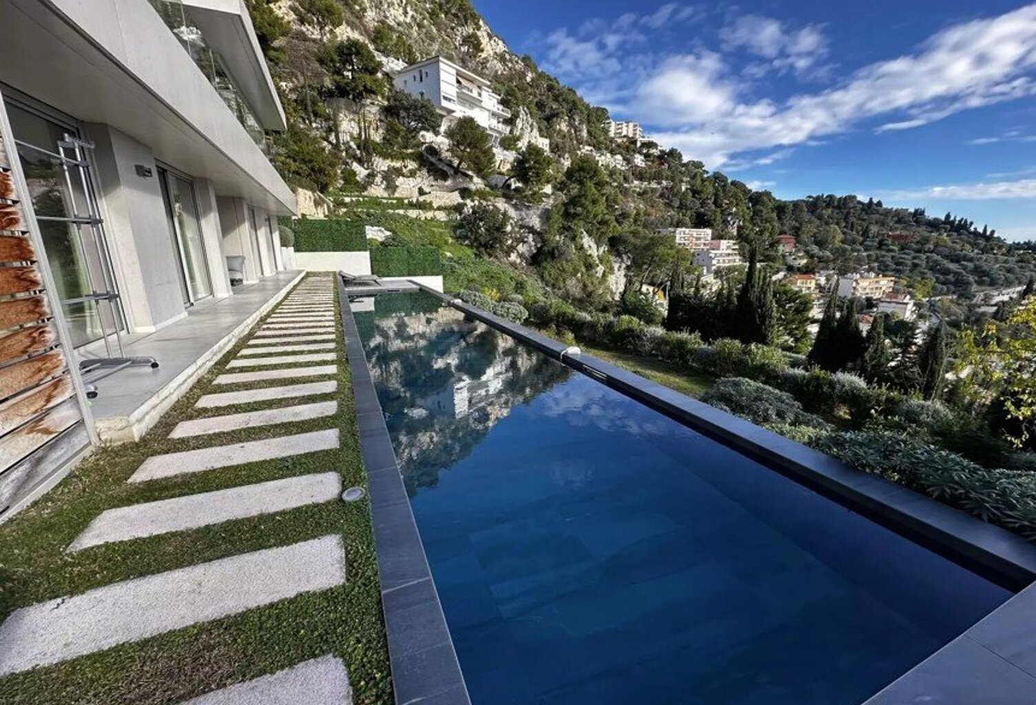 Villa — photo 1