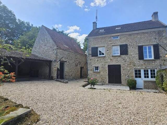 Maison en pierre de 7 pièces principales — photo du bien