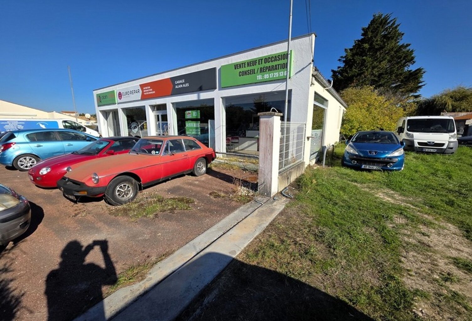 EXCLU CAPIFRANCE au  CHATEAU D'OLERON (17), A Vendre Murs & Fonds commerce garage mécanique autos renommée — photo 1