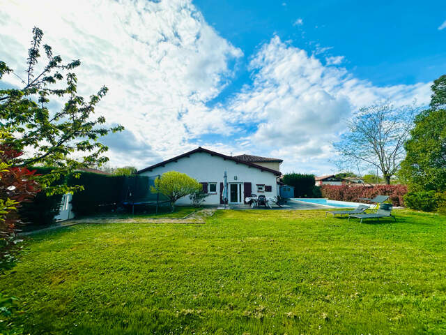 MAISON FAMILIALE T5 GARAGE JARDIN PISCINE — photo du bien