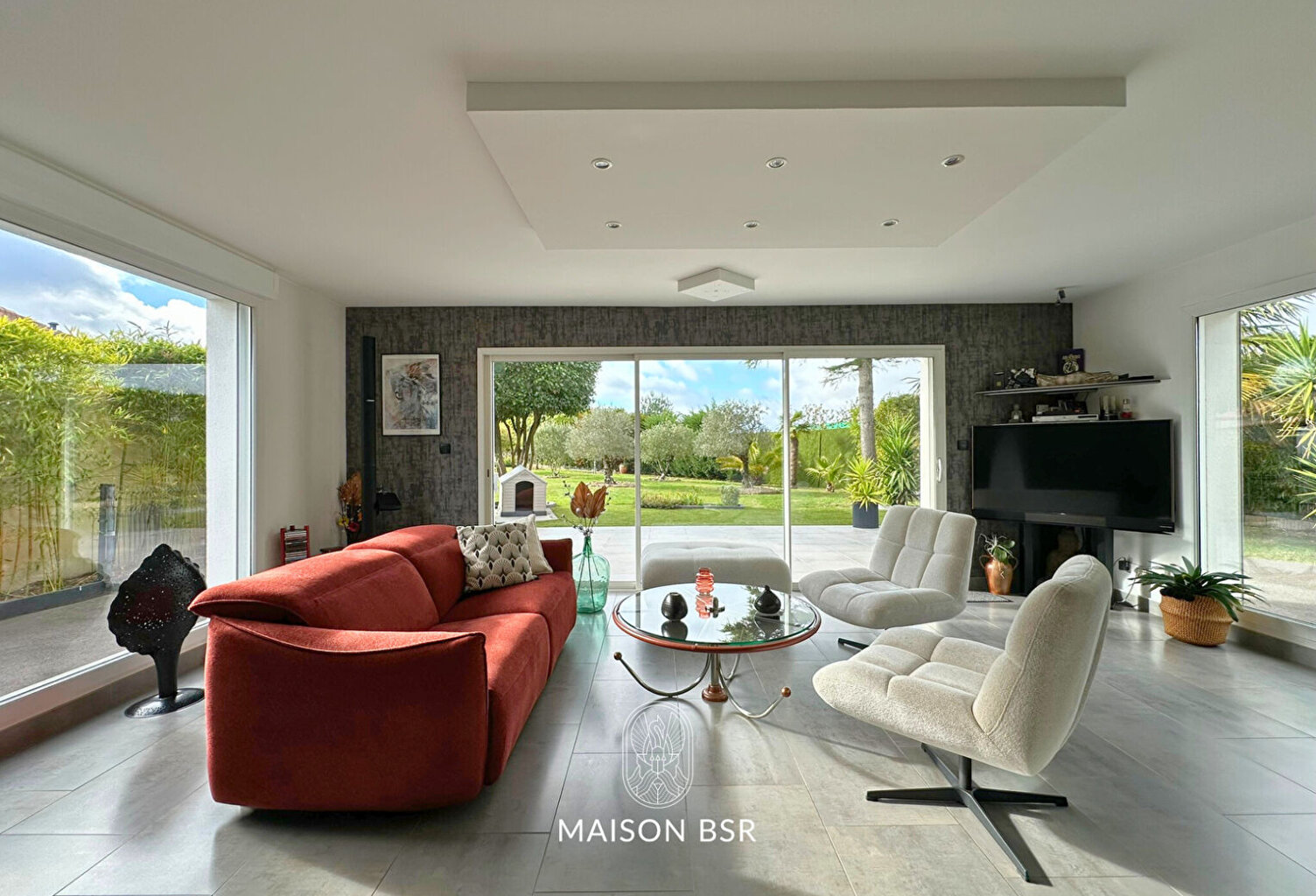 Coup de coeur! Maison de plain pied 117 m2  jardin Paysager de 1256 m2 , jacuzzi et garages. — photo 1