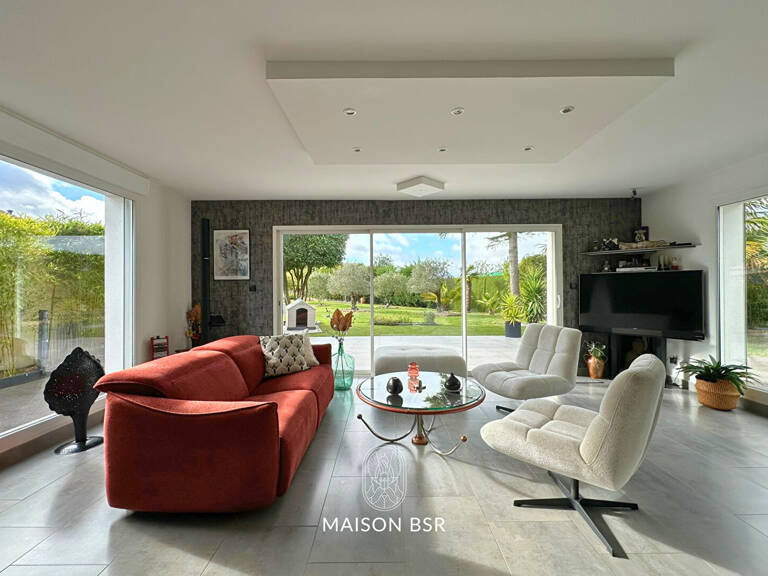 Coup de coeur! Maison de plain pied 117 m2  jardin Paysager de 1256 m2 , jacuzzi et garages. — photo 1