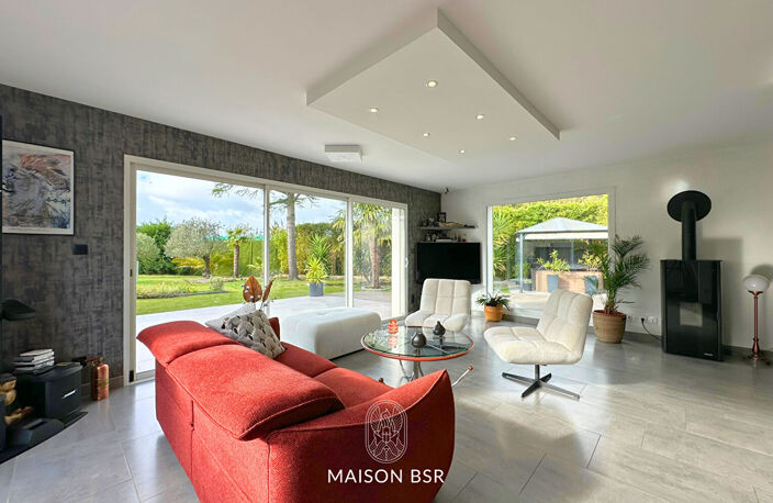 Coup de coeur! Maison de plain pied 117 m2  jardin Paysager de 1256 m2 , jacuzzi et garages. — photo 2