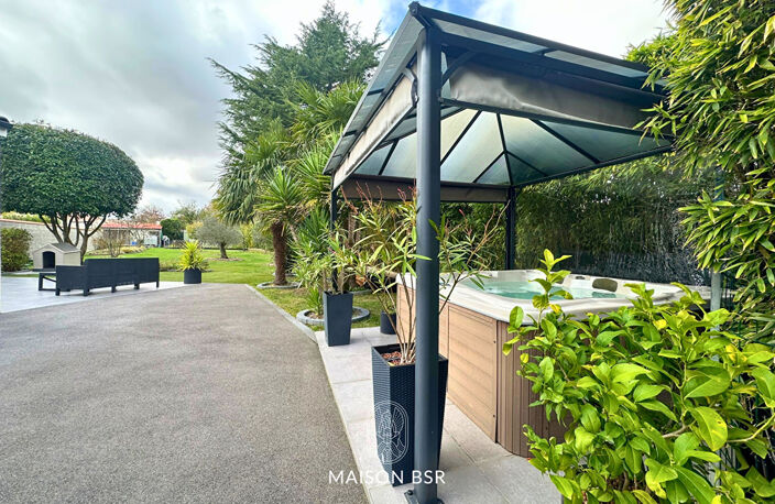 Coup de coeur! Maison de plain pied 117 m2  jardin Paysager de 1256 m2 , jacuzzi et garages. — photo 3