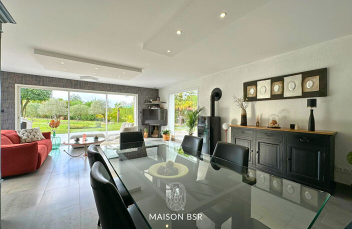 Coup de coeur! Maison de plain pied 117 m2  jardin Paysager de 1256 m2 , jacuzzi et garages. — photo 5