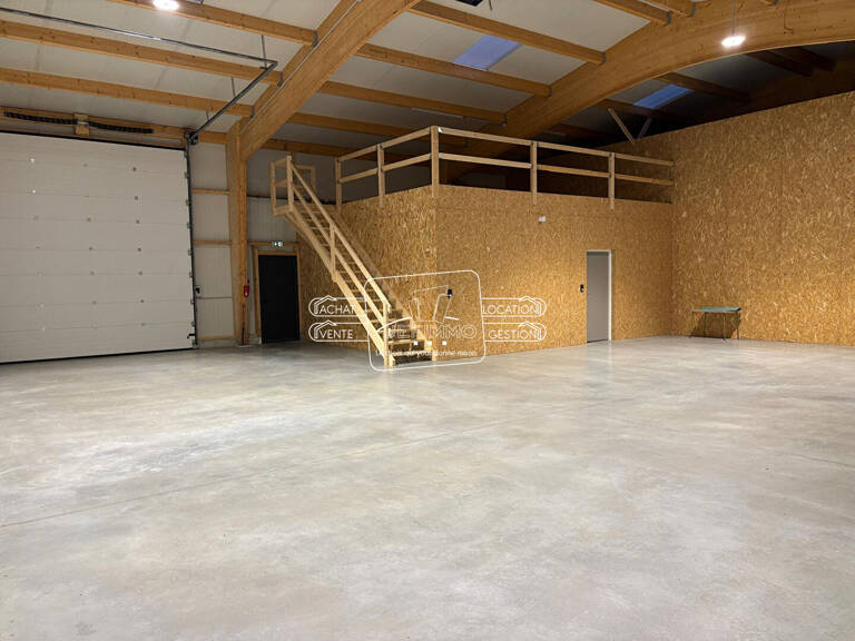 Bâtiment d'activité   de 565,84 m² - ZA ST CLEMENT — photo 1