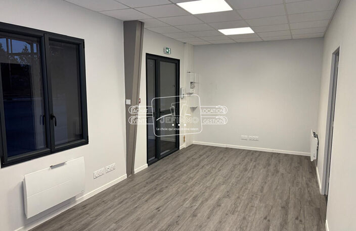 Bâtiment d'activité   de 565,84 m² - ZA ST CLEMENT — photo 4