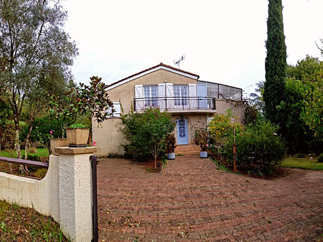 CODOM : Maison d'architecte ? 205 m² ? Terrain 1 300 m²  2 pas du centre ville. — photo du bien