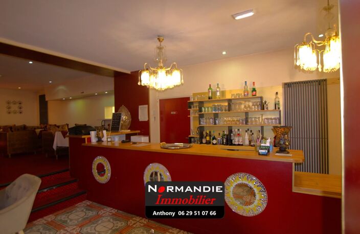 IMMEUBLE Grand restaurant avec son logement et un studio — photo 4