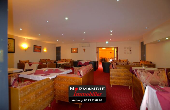 IMMEUBLE Grand restaurant avec son logement et un studio — photo 5
