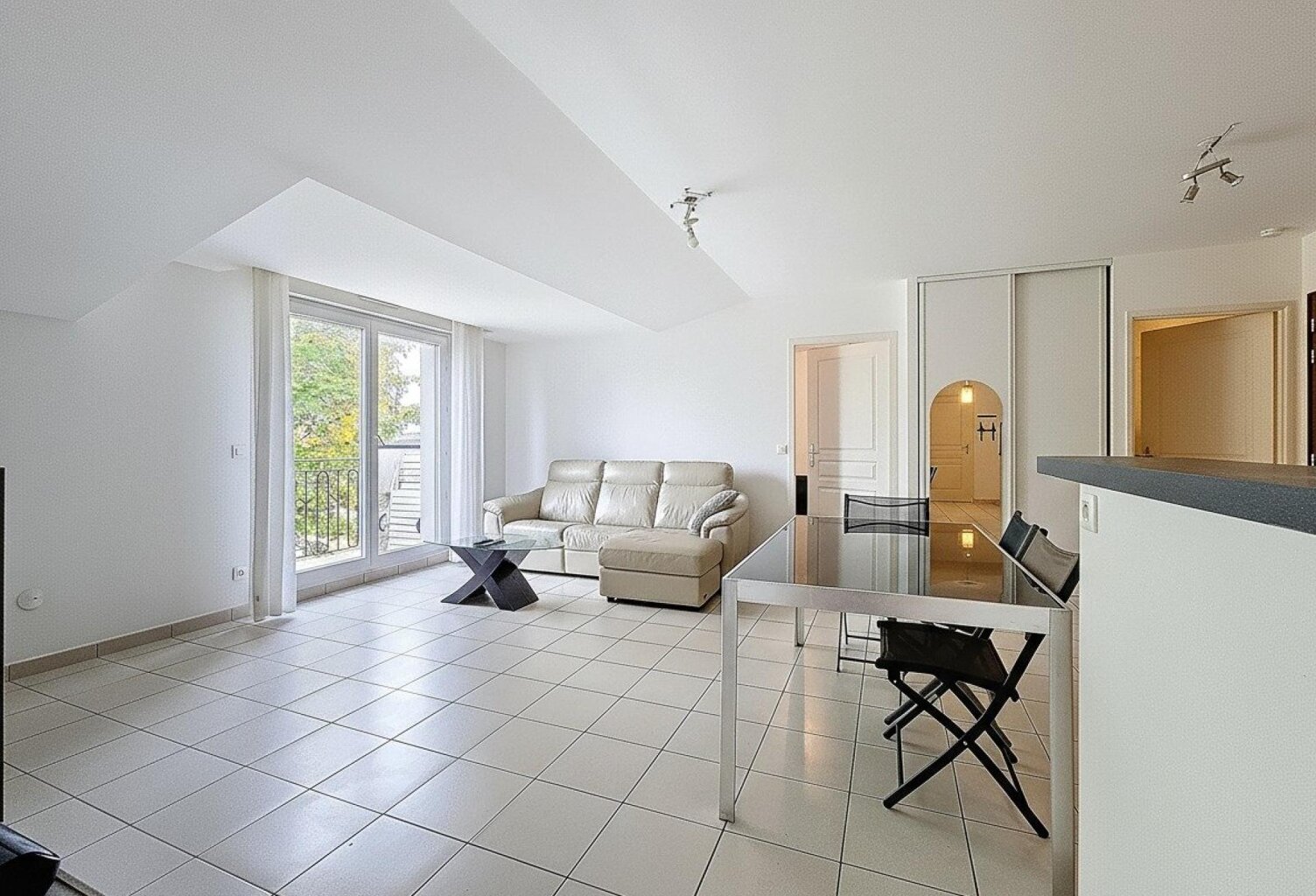 T3 dernier étage  Ascenseur, balcon et 2 parkings - DPE C — photo 1