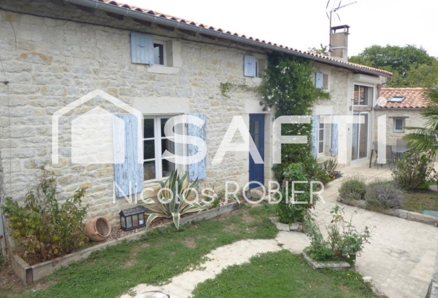 Jolie Maison en pierre, beaux volumes, possibilités trois chambres, petite dépendance!! — photo 1