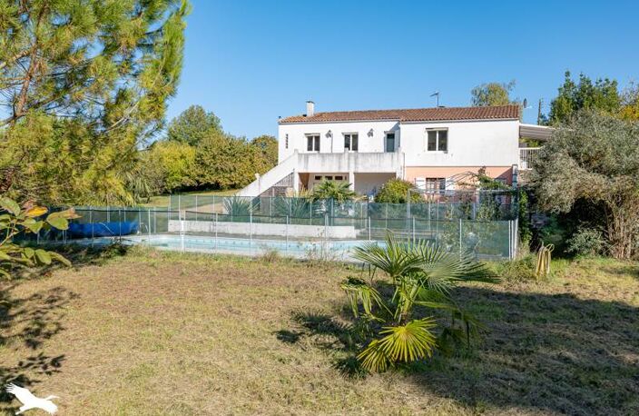 Vente maison 5 pièces 143 m² Saint-Jean-d'Angély (17400) — photo 2