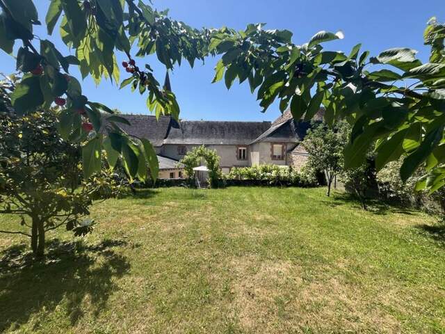 Maison en pierre de 7 pièces principales — photo du bien