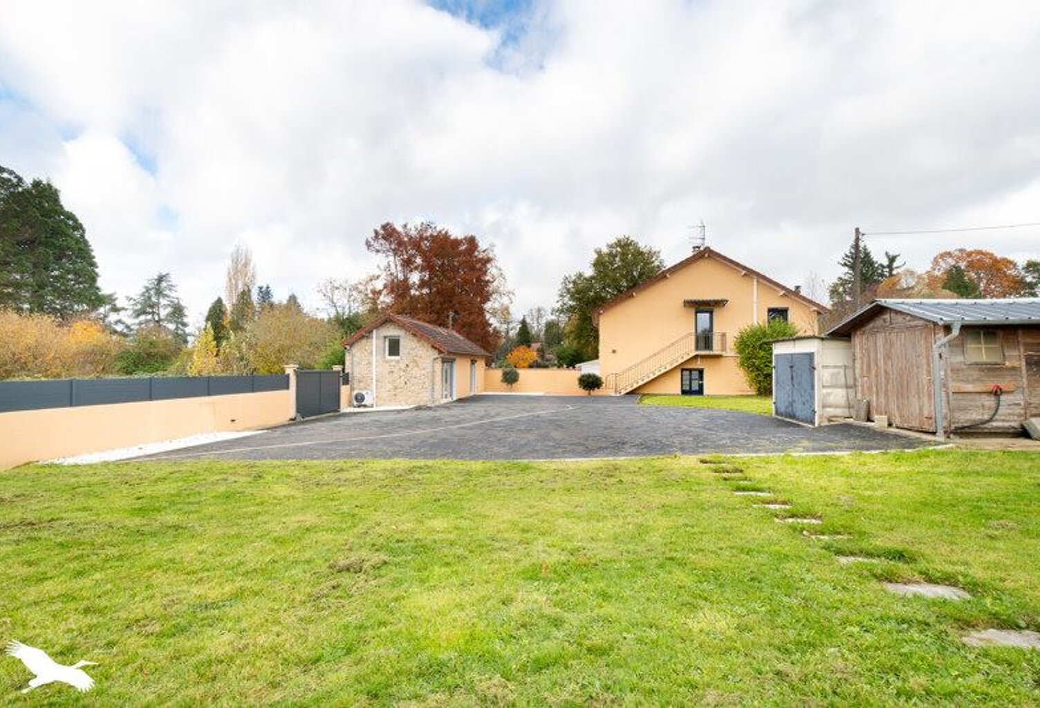 Maison en pierre de 8 pièces principales — photo 1