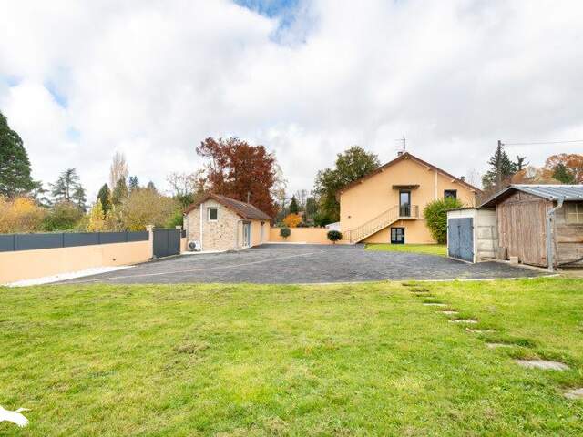 Maison en pierre de 8 pièces principales — photo du bien