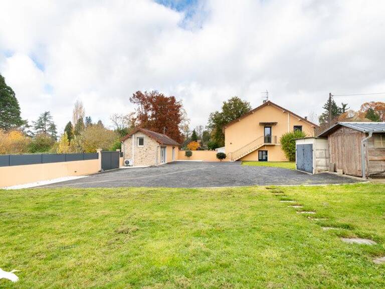 Maison en pierre de 8 pièces principales — photo 1