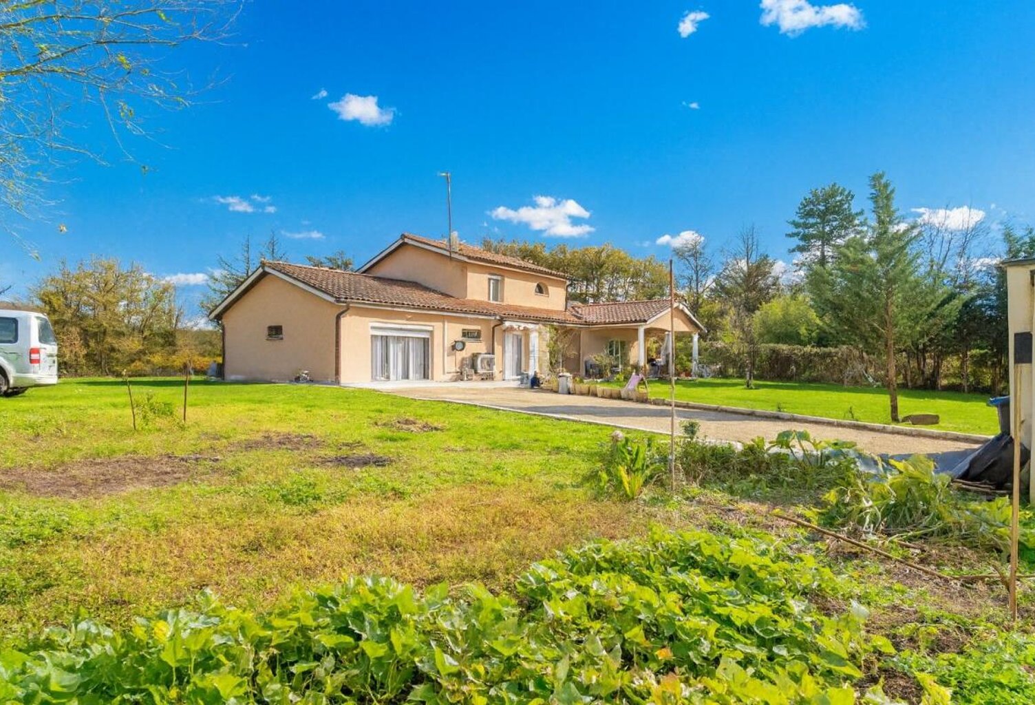 Maison familiale spacieuse et lumineuse de 210 m² sur terrain arboré et plat — photo 1