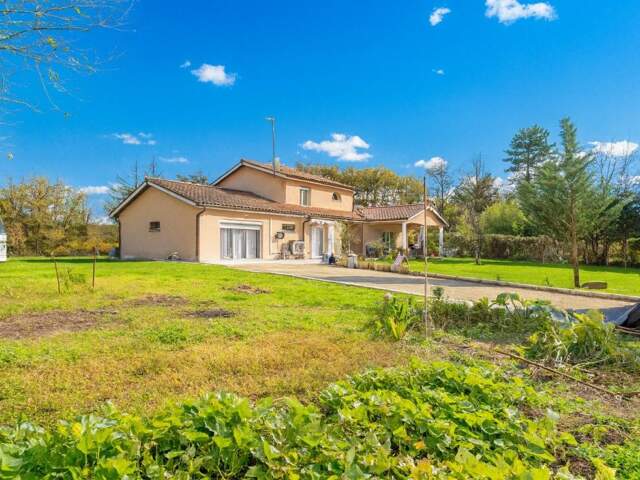 Maison familiale spacieuse et lumineuse de 210 m² sur terrain arboré et plat — photo du bien