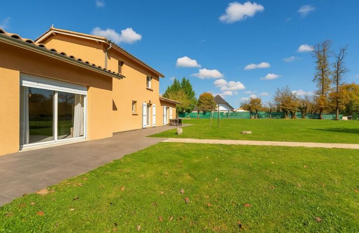 Maison familiale spacieuse et lumineuse de 210 m² sur terrain arboré et plat — photo 3