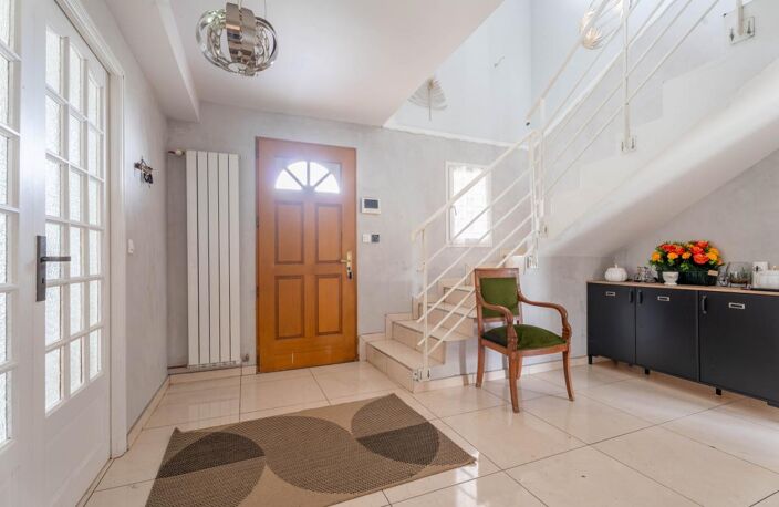 Maison familiale spacieuse et lumineuse de 210 m² sur terrain arboré et plat — photo 4