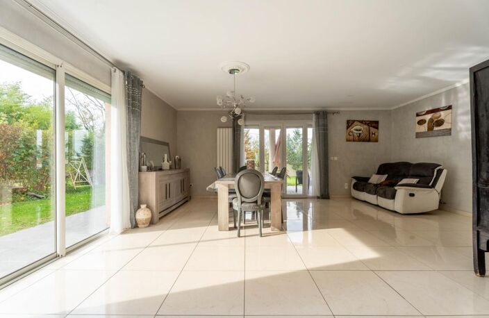 Maison familiale spacieuse et lumineuse de 210 m² sur terrain arboré et plat — photo 5