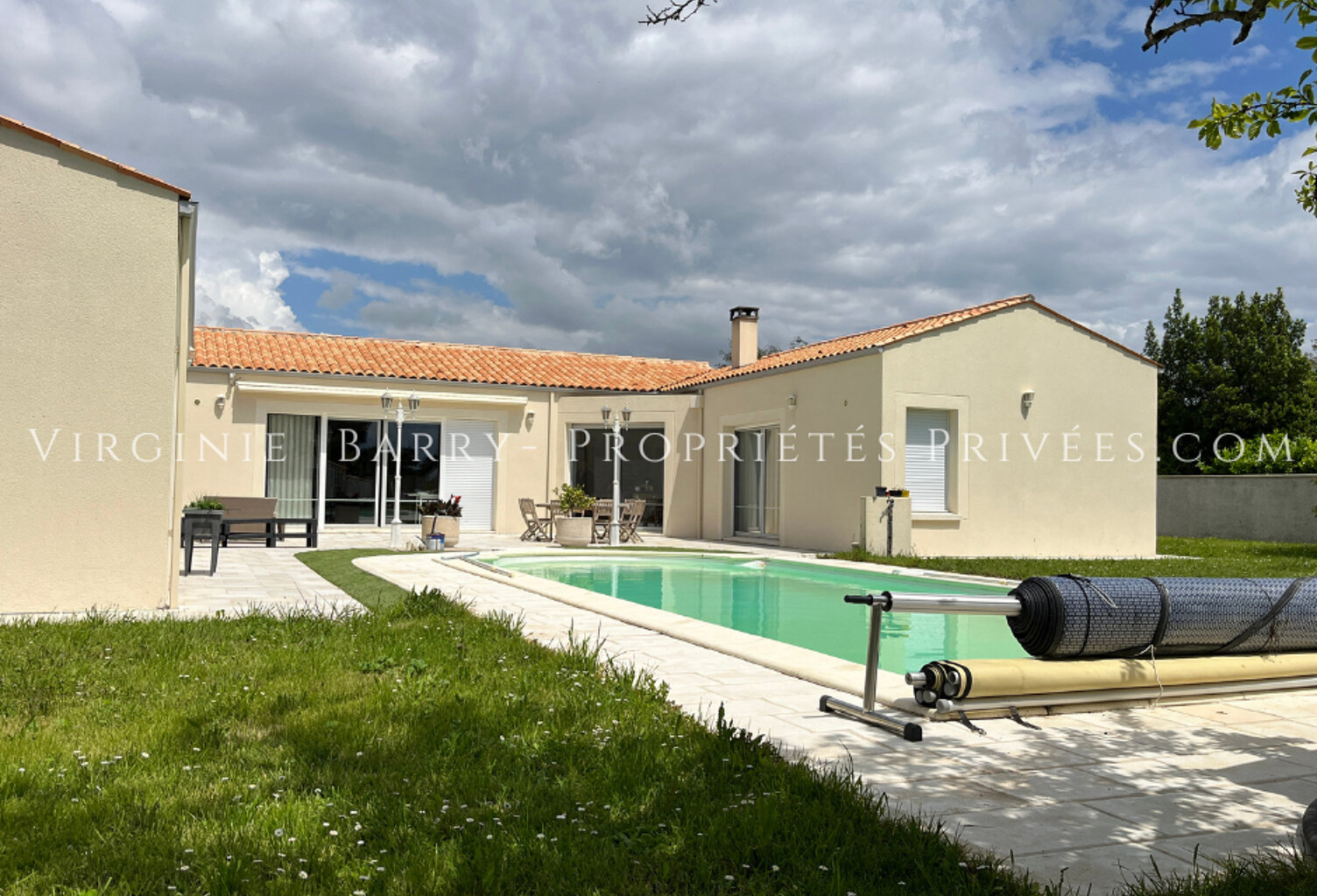 BELLE MAISON T5 DE PLAIN PIED AVEC PISCINE CHAUFFÉE — photo 1