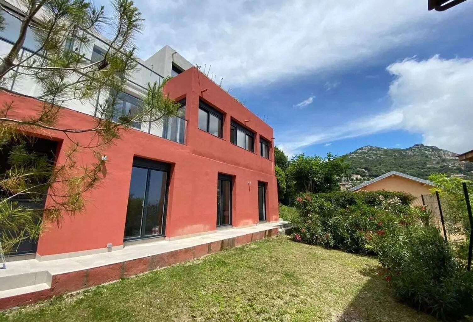 Villa — photo 1