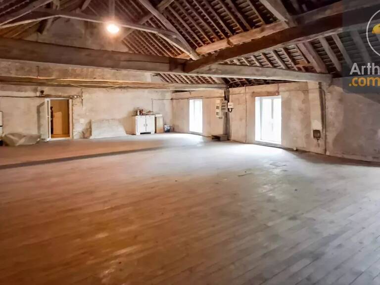 Maison de caractère avec dépendances sur 1,4 hectare arboré — photo 1