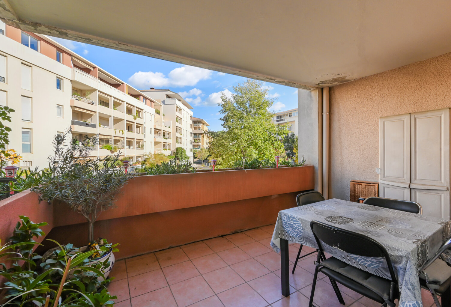 GRAND TYPE 2 TERRASSE CENTRE AUBAGNE — photo 1