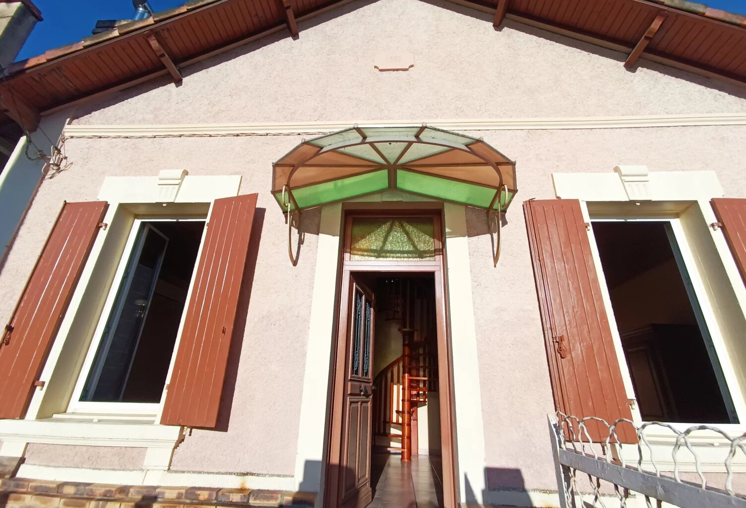 EXCLUSIVITÉ – ANGOULÊME, MAISON FAMILIALE R+1 AVEC TERRAIN ET DÉPENDANCES — photo 1