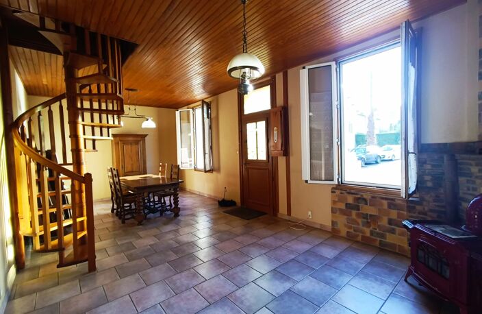EXCLUSIVITÉ – ANGOULÊME, MAISON FAMILIALE R+1 AVEC TERRAIN ET DÉPENDANCES — photo 2