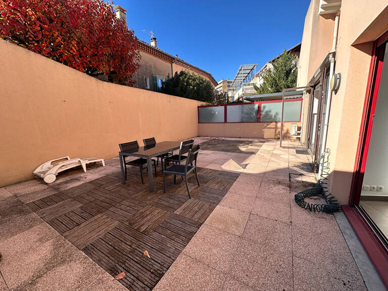 Location Aix 200m de la rotonde LC Gestion vous propose dans une résidence de standing un appartement de type 2 de 40m² avec terrasse 50m² , garage, libre. — photo 1