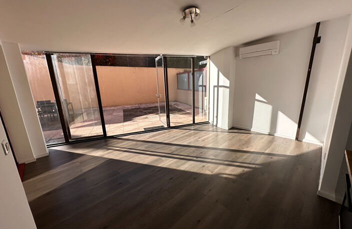 Location Aix 200m de la rotonde LC Gestion vous propose dans une résidence de standing un appartement de type 2 de 40m² avec terrasse 50m² , garage, libre. — photo 2