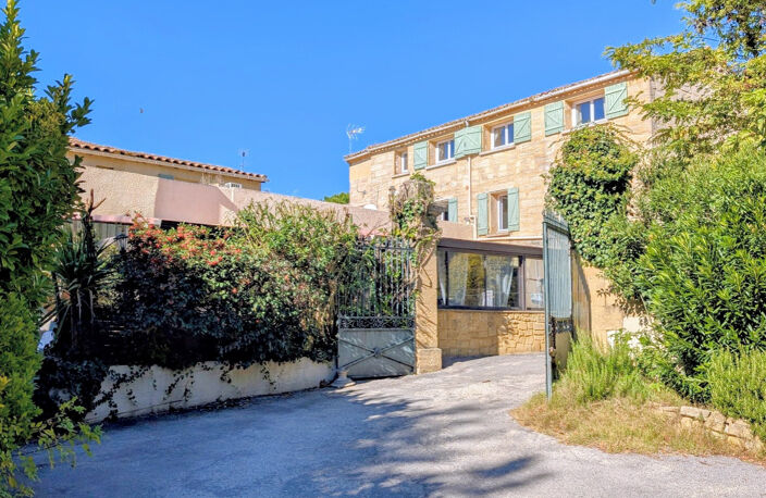 Immeuble à fort potentiel     Emplacement premium à l'entrée d'Uzès — photo 2