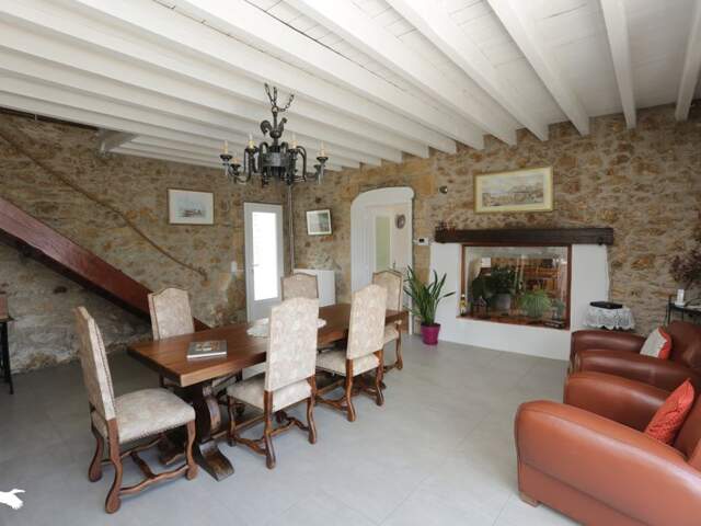 Maison en pierre de 4 pièces principales — photo du bien