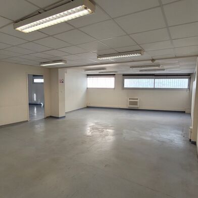 Bureau 9 pièces 1600 €