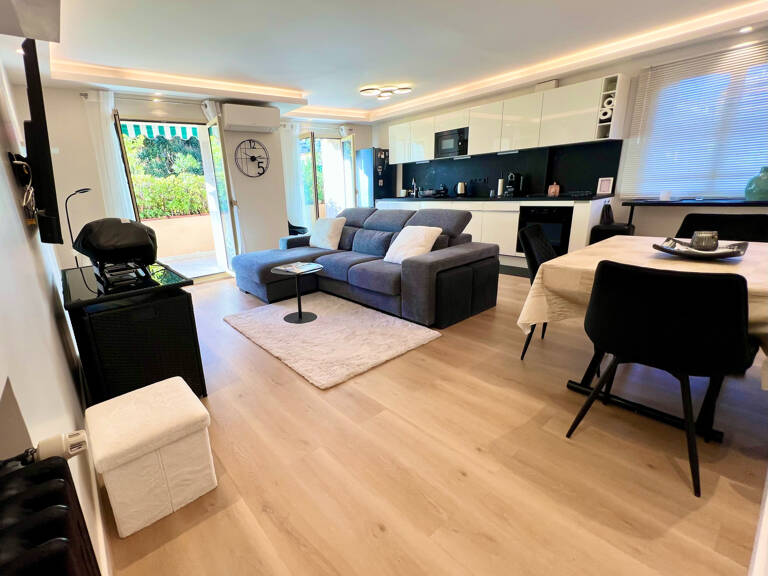 CANNES BASSE CALIFORNIE T3/T4 DE 73M2 REFAIT TERRASSE SUD OU — photo 1
