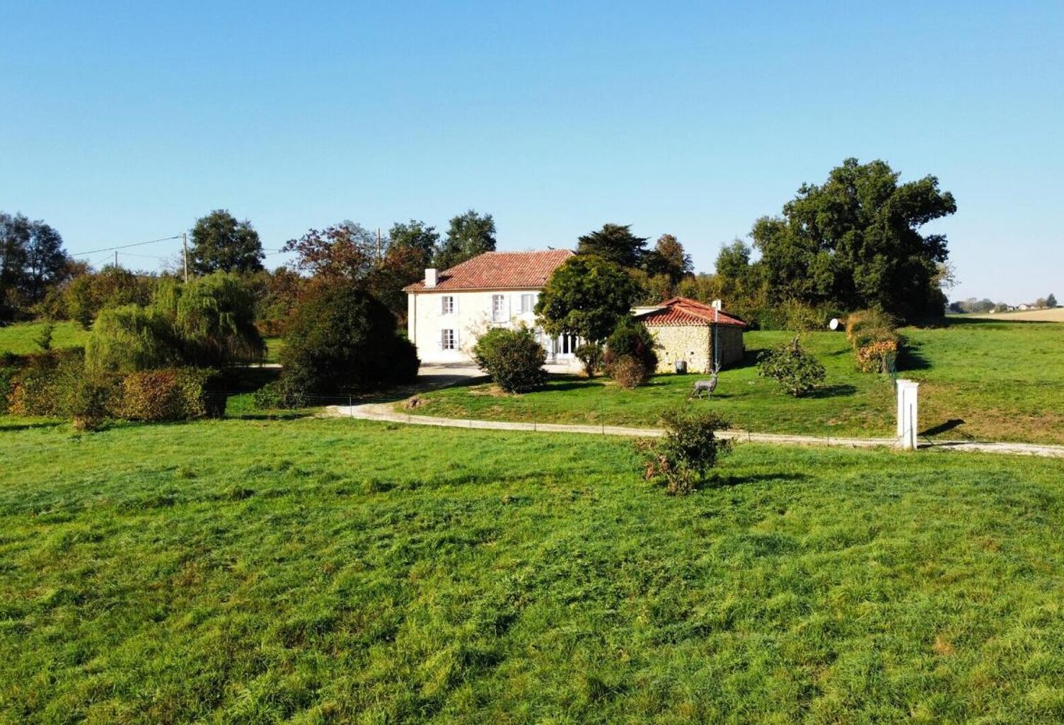 A vendre, Gers : Belle maison gasconne sur terrain avec prairies de 4,2 ha avec piscine, dépendances, chemin d'accès privé avec portail d'entrée. Belles vues de la campagne environnante. Commerces à 10 minutes — photo 1