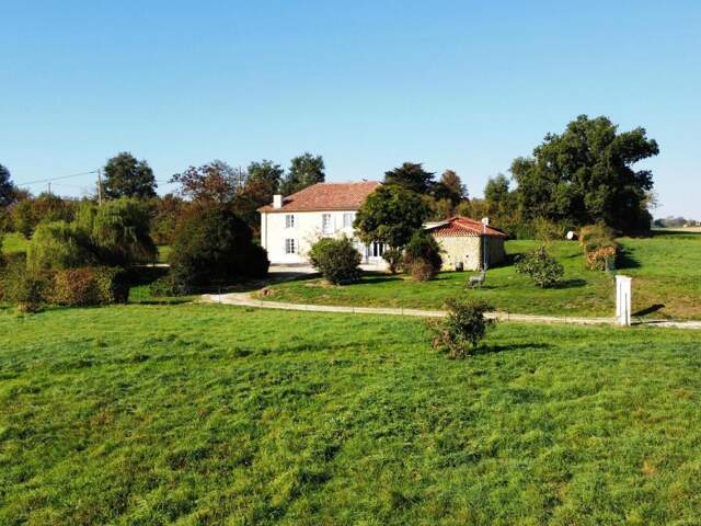 A vendre, Gers : Belle maison gasconne sur terrain avec prairies de 4,2 ha avec piscine, dépendances, chemin d'accès privé avec portail d'entrée. Belles vues de la campagne environnante. Commerces à 10 minutes — photo du bien