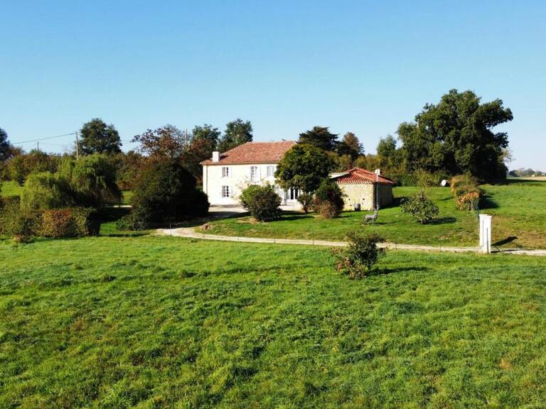 A vendre, Gers : Belle maison gasconne sur terrain avec prairies de 4,2 ha avec piscine, dépendances, chemin d'accès privé avec portail d'entrée. Belles vues de la campagne environnante. Commerces à 10 minutes — photo 1
