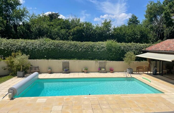 A vendre, Gers : Belle maison gasconne sur terrain avec prairies de 4,2 ha avec piscine, dépendances, chemin d'accès privé avec portail d'entrée. Belles vues de la campagne environnante. Commerces à 10 minutes — photo 2