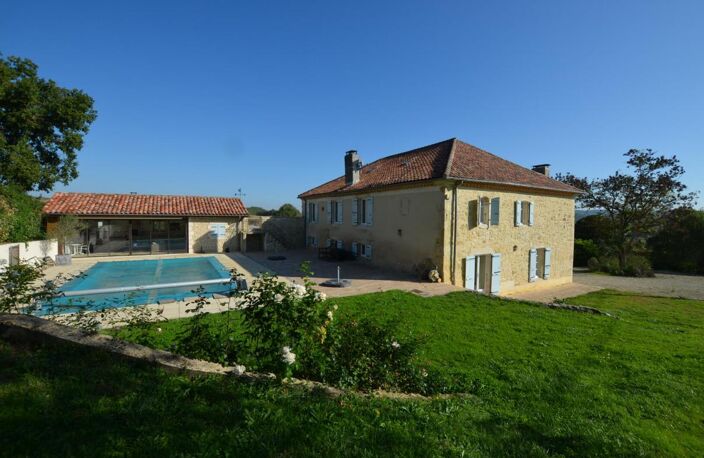 A vendre, Gers : Belle maison gasconne sur terrain avec prairies de 4,2 ha avec piscine, dépendances, chemin d'accès privé avec portail d'entrée. Belles vues de la campagne environnante. Commerces à 10 minutes — photo 3