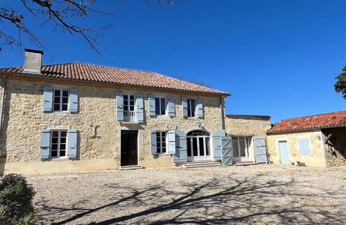 A vendre, Gers : Belle maison gasconne sur terrain avec prairies de 4,2 ha avec piscine, dépendances, chemin d'accès privé avec portail d'entrée. Belles vues de la campagne environnante. Commerces à 10 minutes — photo 4
