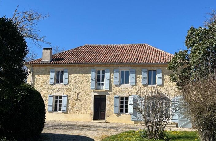 A vendre, Gers : Belle maison gasconne sur terrain avec prairies de 4,2 ha avec piscine, dépendances, chemin d'accès privé avec portail d'entrée. Belles vues de la campagne environnante. Commerces à 10 minutes — photo 5