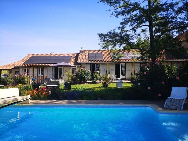 À vendre secteur de Vic Fezensac: Superbe vue sur les Pyrénées pour cette propriété magnifiquement entretenue avec piscine, chauffage au sol et panneaux photovoltaïques. Jardin arboré et dépendance — photo 1