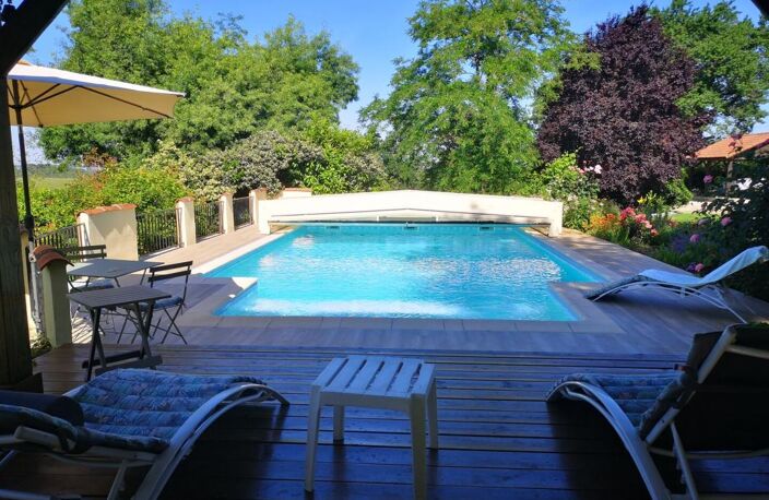 À vendre secteur de Vic Fezensac: Superbe vue sur les Pyrénées pour cette propriété magnifiquement entretenue avec piscine, chauffage au sol et panneaux photovoltaïques. Jardin arboré et dépendance — photo 2