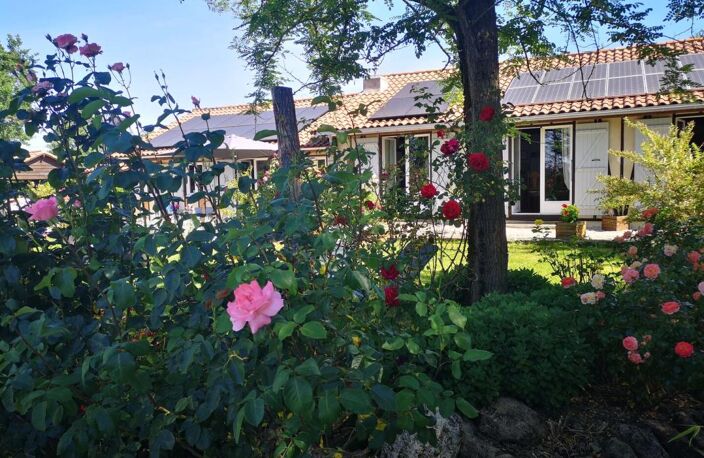 À vendre secteur de Vic Fezensac: Superbe vue sur les Pyrénées pour cette propriété magnifiquement entretenue avec piscine, chauffage au sol et panneaux photovoltaïques. Jardin arboré et dépendance — photo 3