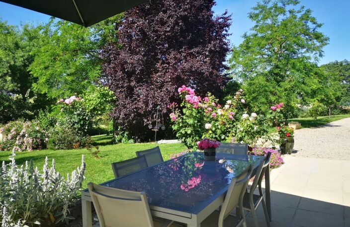 À vendre secteur de Vic Fezensac: Superbe vue sur les Pyrénées pour cette propriété magnifiquement entretenue avec piscine, chauffage au sol et panneaux photovoltaïques. Jardin arboré et dépendance — photo 4