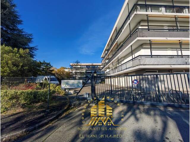 À vendre : garage spacieux et sécurisé à Cenon – Idéal stockage ou investissement — photo du bien